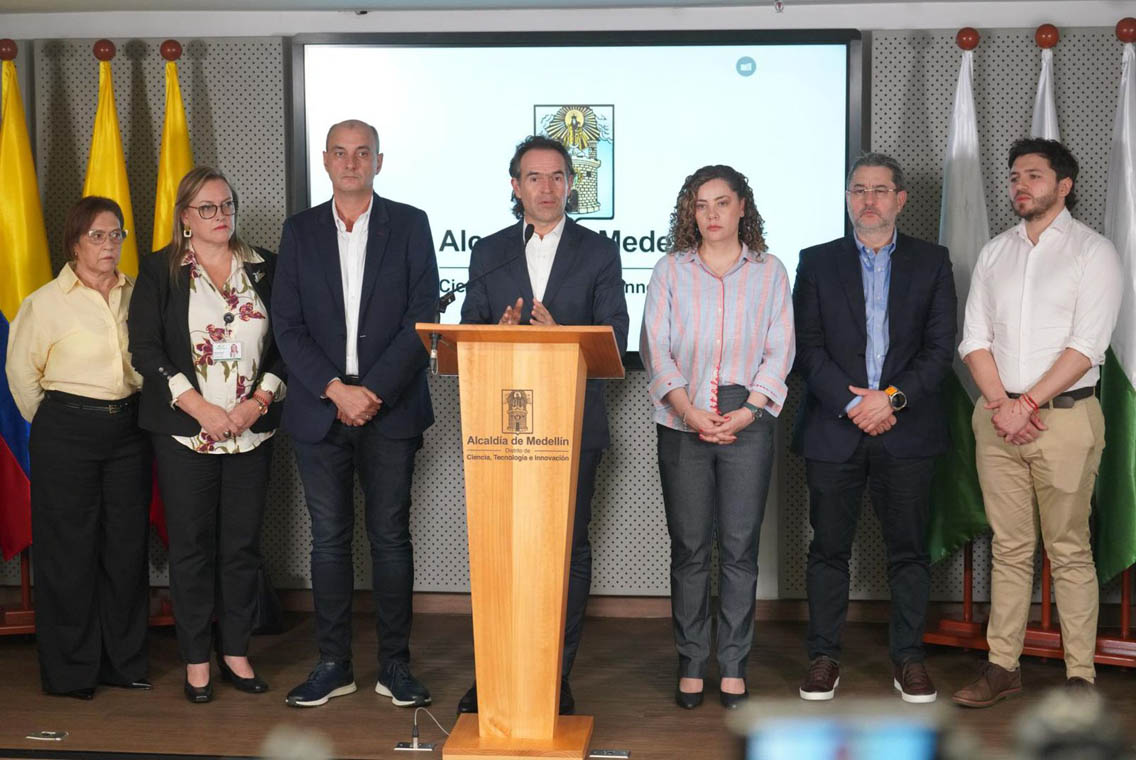 Imagen del Alcalde con algunos secretarios haciendo una intervención