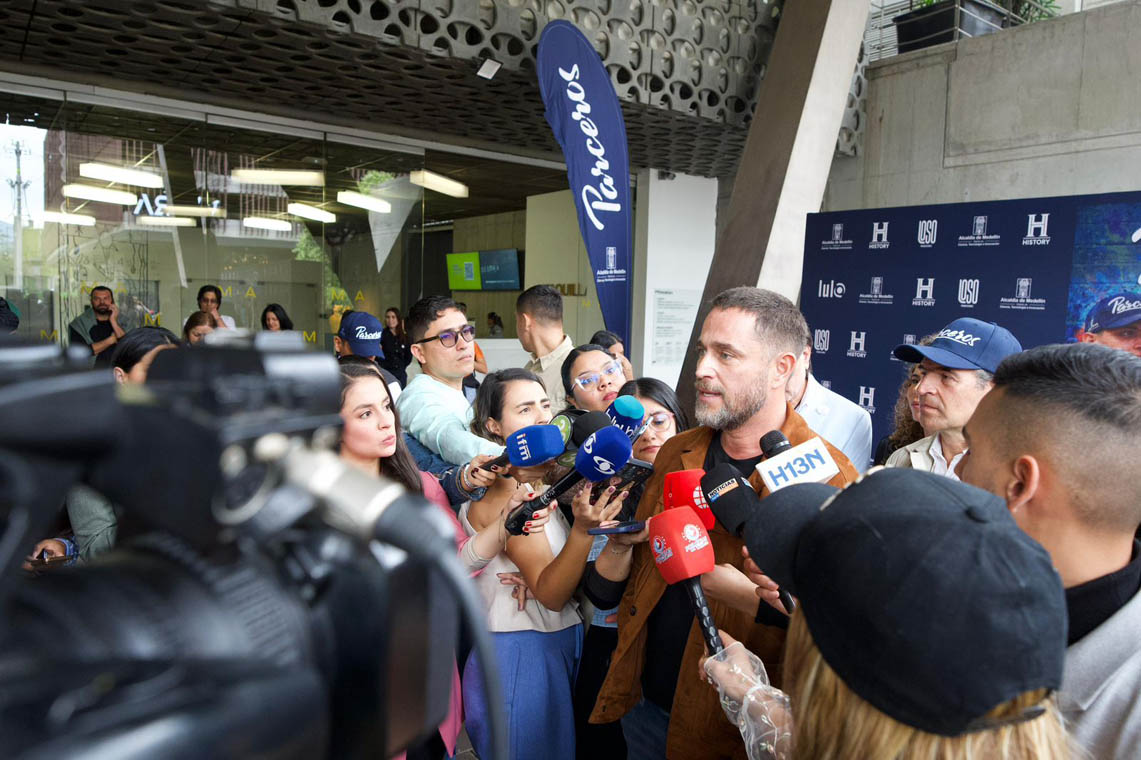 Imagen del actor Michel Brown atendiendo a medios de comunicación