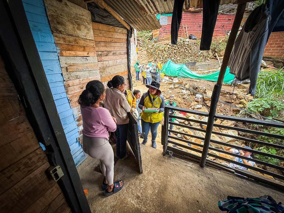Imagen familias en alto riesgo, en el nororiente de Medellín (1)