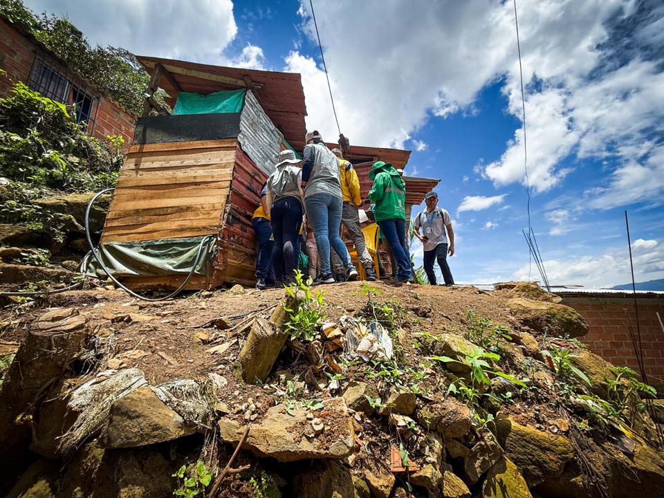 Imagen familias en alto riesgo, en el nororiente de Medellín (1)