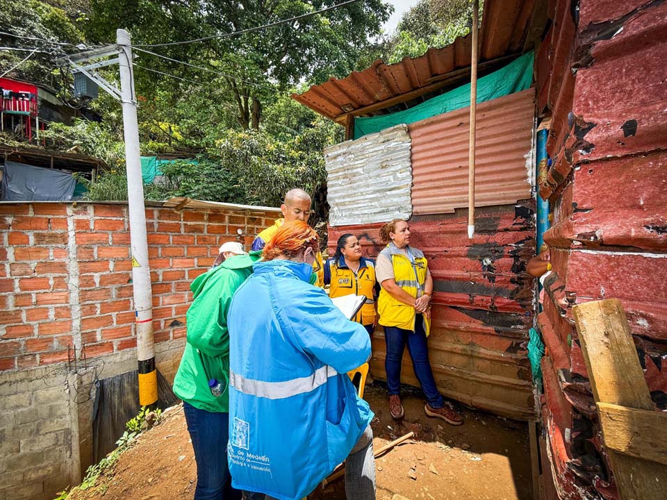 Imagen familias en alto riesgo, en el nororiente de Medellín (1)