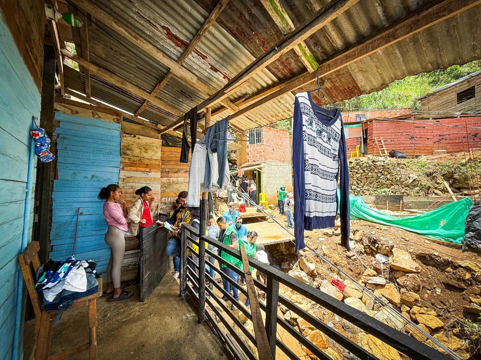 Familias en alto riesgo, en el nororiente de Medellín Imagen familias en alto riesgo, en el nororiente de Medellín (1)