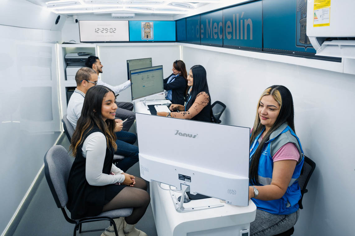 Imagen interna de la oficina móvil de trámites tributarios de la Alcaldía