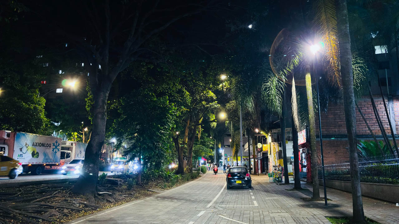 Imagen nocturna de la avenida La Playa