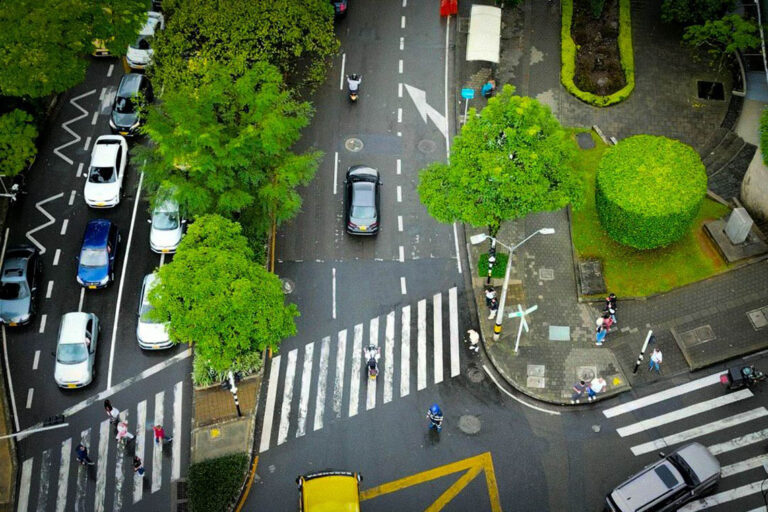Imagen panorámica de arreglo de pavimento en Avenida de El Poblado