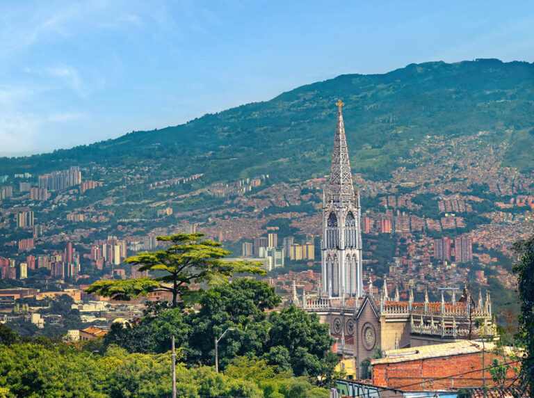 Imagen panorámica de la iglesia de Manrique