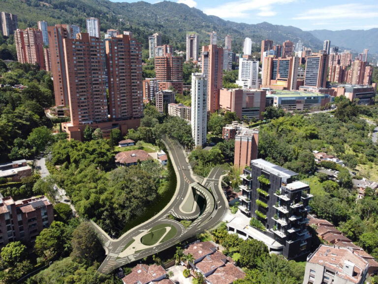 Imagen panorámica de loma de El Tesoro con la vía Linares
