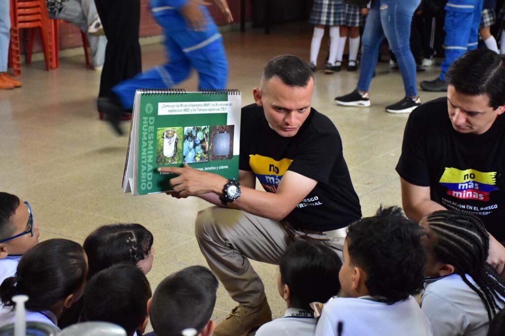 Imagen talleres y títeres, en Medellín niñas, niños y jóvenes aprendieron sobre la prevención de minas antipersonal (1)