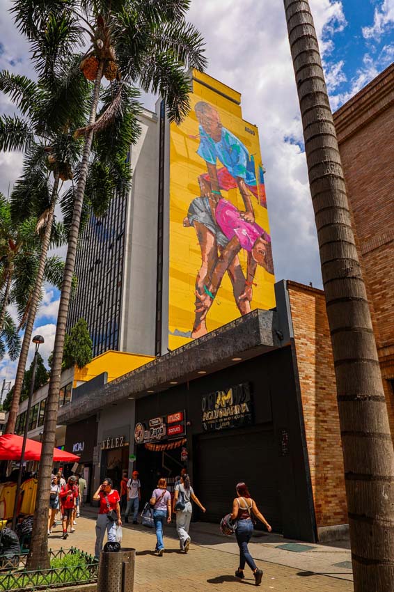 Edificio La Naviera: Título de la obra: Primavera de Guayacanes | Artista: Leo2