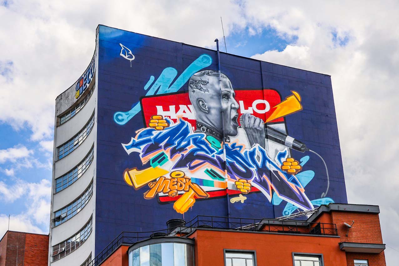 Edificio Universidad ECCI. Título de la obra: Raíces | Artista: Pastwo