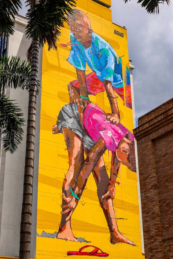 Edificio La Naviera: Título de la obra: Primavera de Guayacanes | Artista: Leo2