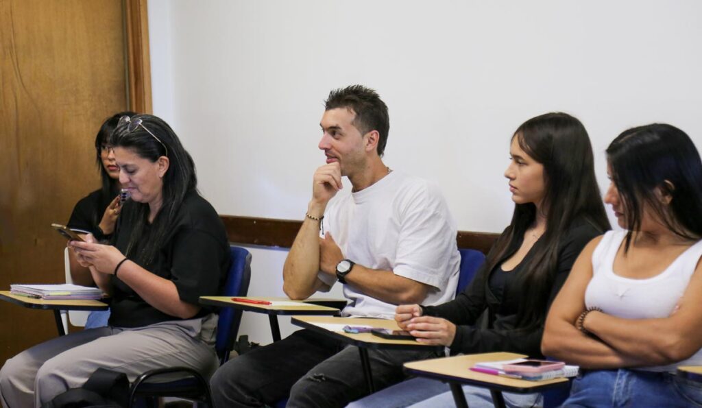 Andrea en clase con sus compañeros Imagen Andrea un viaje sin fecha de vencimiento para aprender (1)