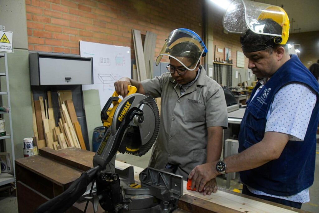 Imagen Carlos y Fredy trabajando profes