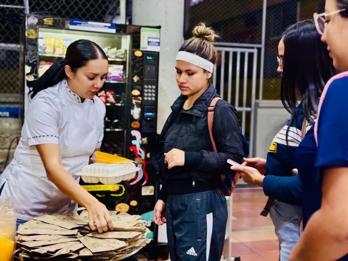 Imagen ITM lleva alimentos de su restaurante a barrios de Medellín (5)