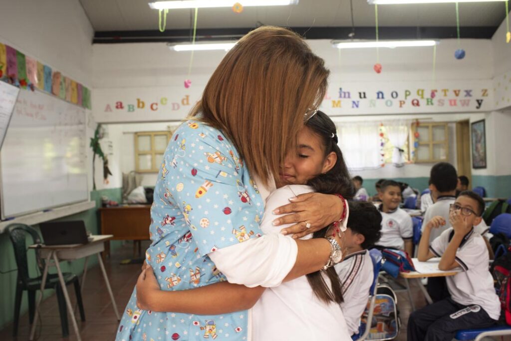 Imagen Janeth y Emily Abrazadas