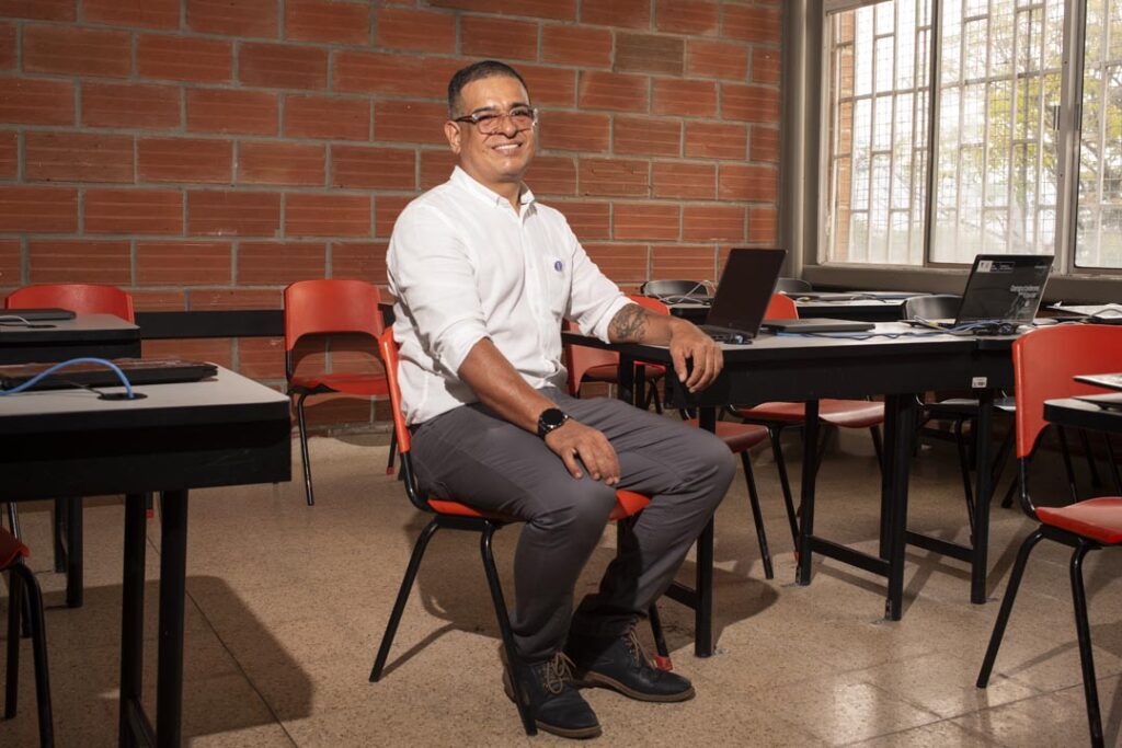 Imagen José David Arias sentado profes