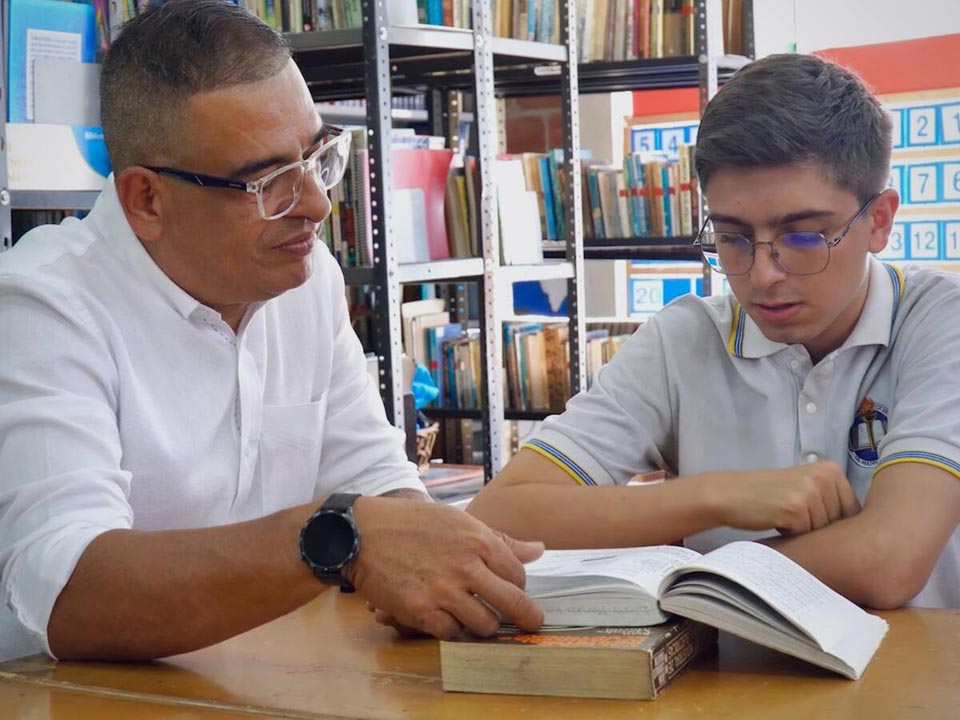 Imagen Juan José estudiando