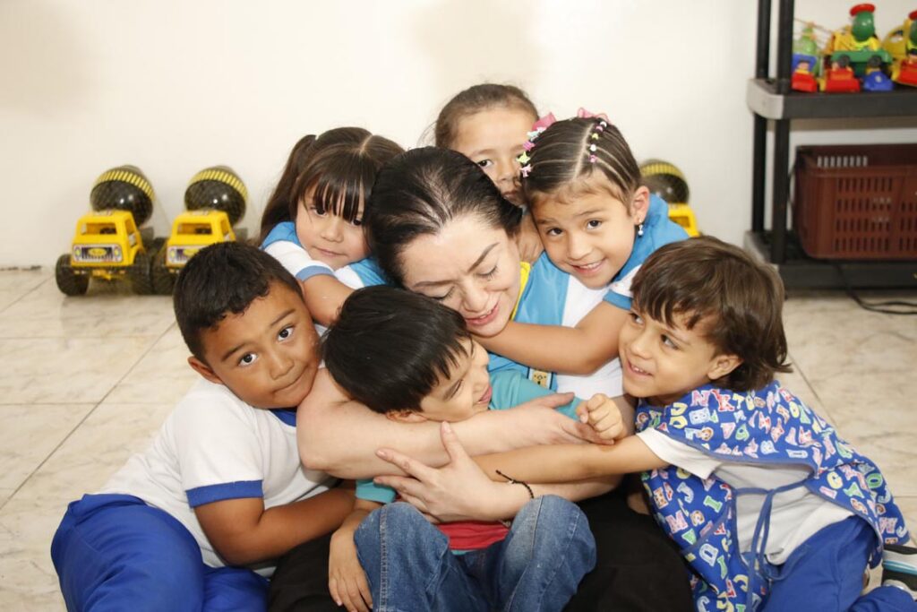 Niñas y niños abrazando a Liliana Imagen Liliana Muñoz la voz de Buen Comienzo _MG_2331