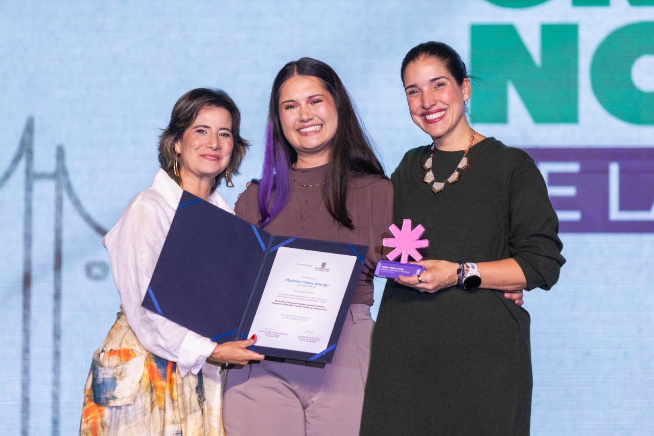 Imagen Mariana recibiendo premio (1)