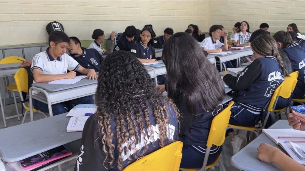Mariángel y Nataly, estudiantes de grado 11, en su aula de clase.