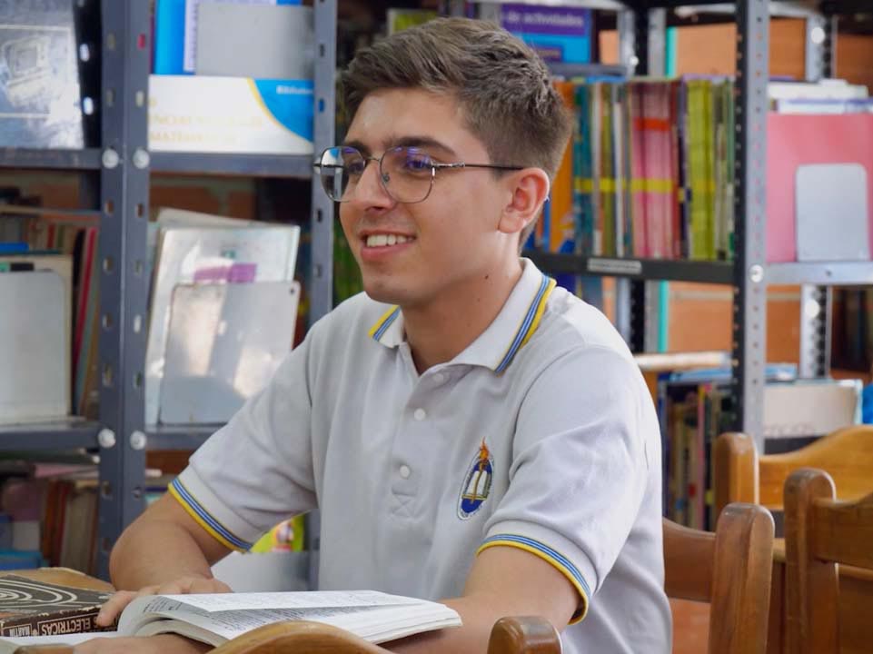 Imagen-de-Juan-Jose-Gomez-estudiando-2 profes