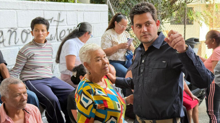 Imagen de Secretario de Seguridad con adulta mayor
