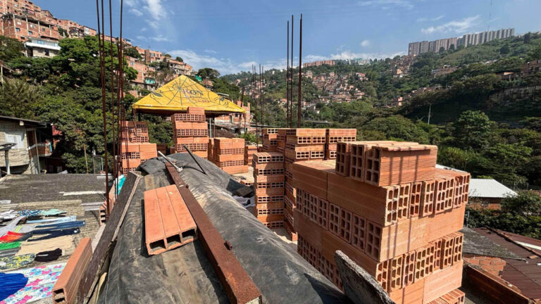 Imagen de adobes en obra de construcción
