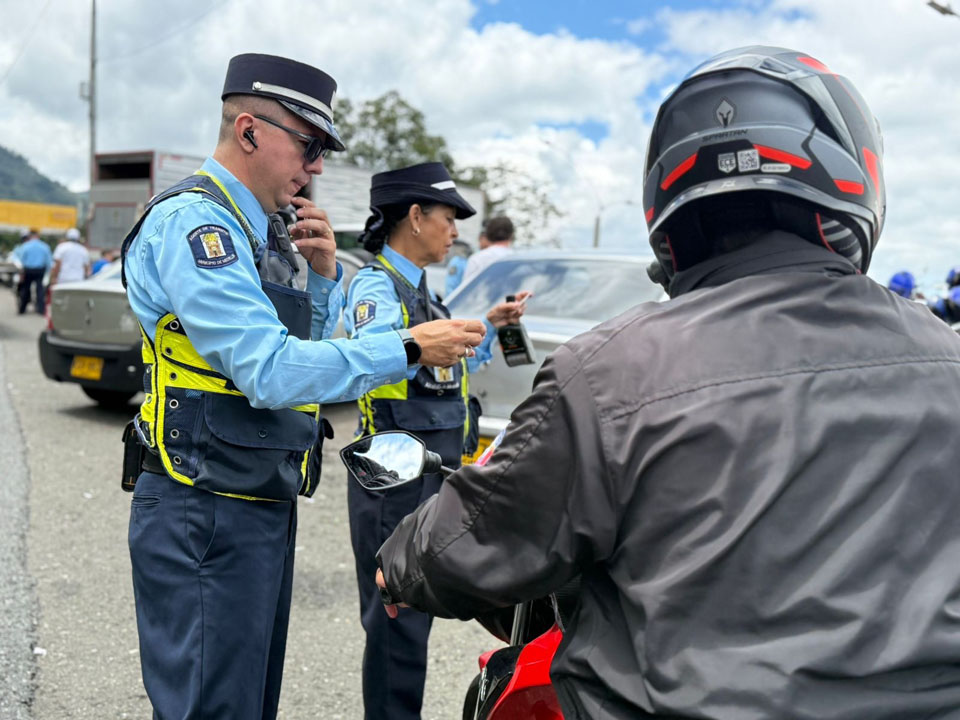 Imagen de agentes de tránsito en control vehicular