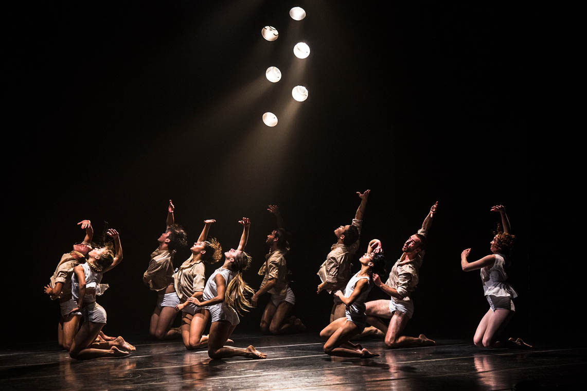 Imagen de bailarines en un escenario bailando una coreografía