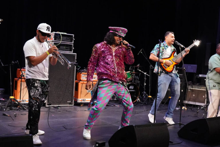 Imagen de banda de rock tocando