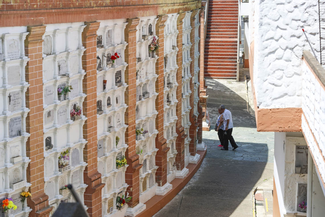 Imagen de dos personas en bóvedas del Museo Cementerio San Pedro