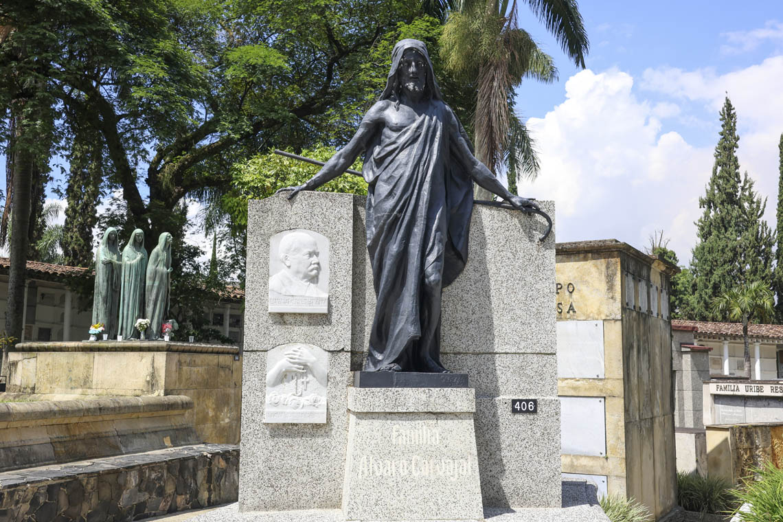 Imagen de esculturas del Museo Cementerio San Pedro