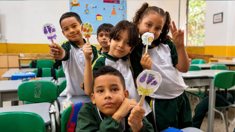 Imagen de estudiantes de colegio jugando con tarjetas sobre alimentos