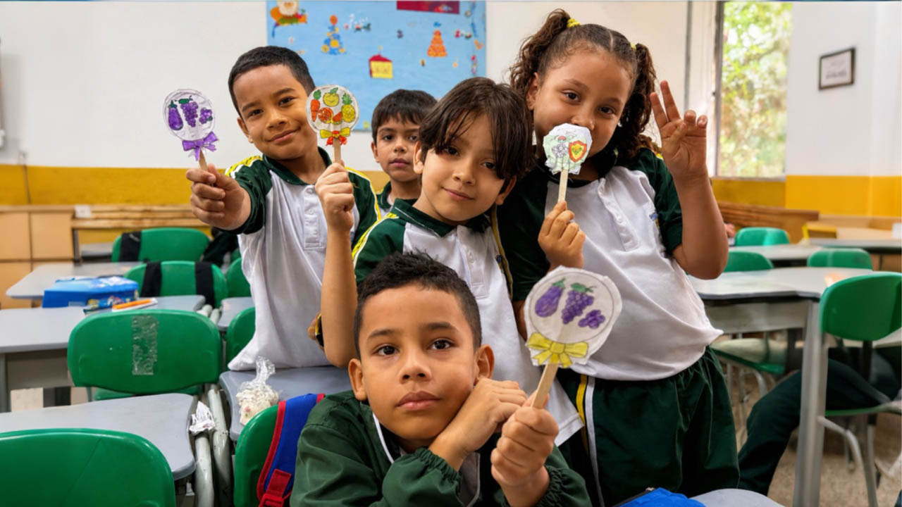 Imagen de estudiantes de colegio jugando con tarjetas sobre alimentos