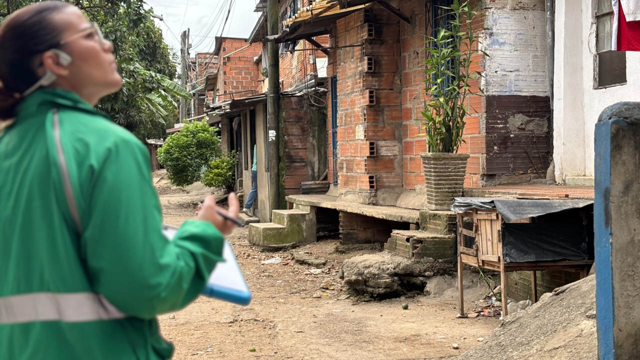 Imagen de funcionarios un en barrio