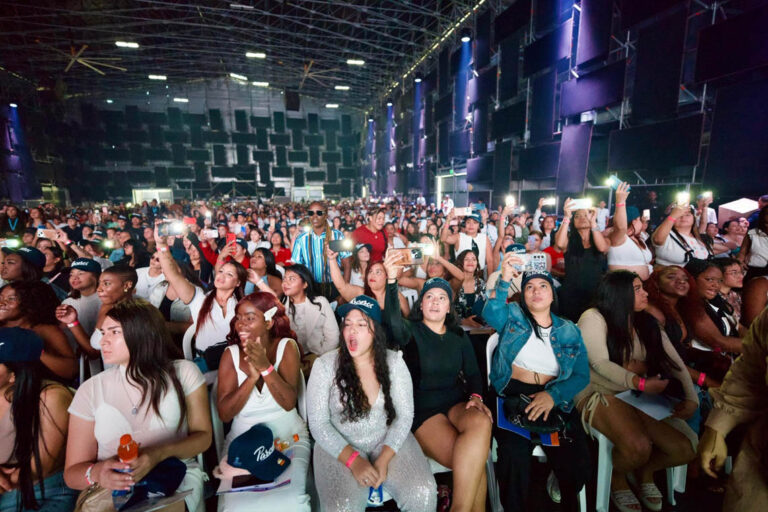 Imagen de grupo grande de jóvenes reunidos