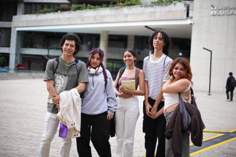 Imagen de jóvenes universitarios