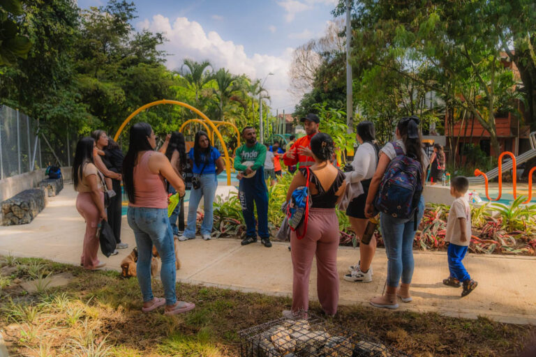 Imagen de la comunidad en el parque con funcionarios del Inder