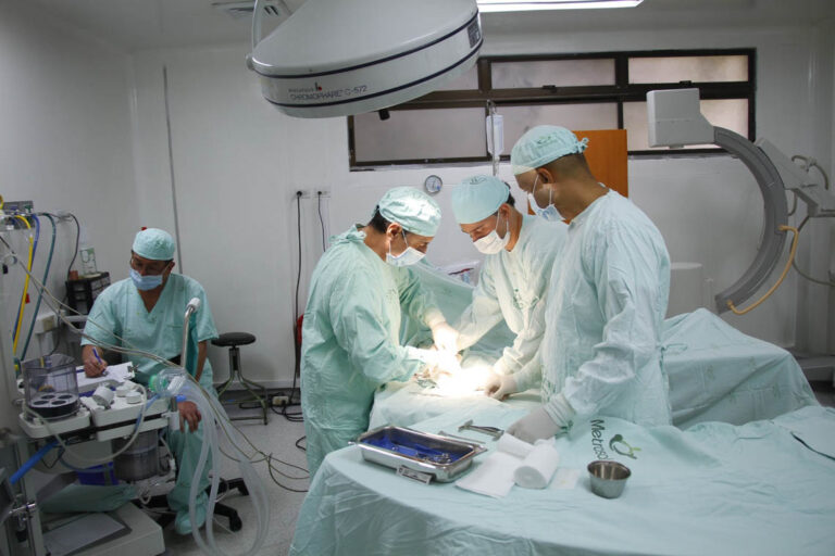 Imagen de médicos en una cirugía