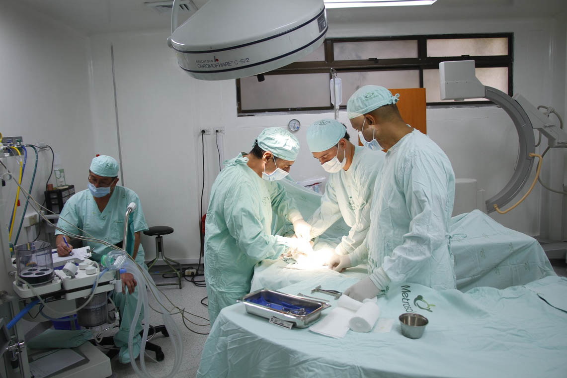 Imagen de médicos en una cirugía