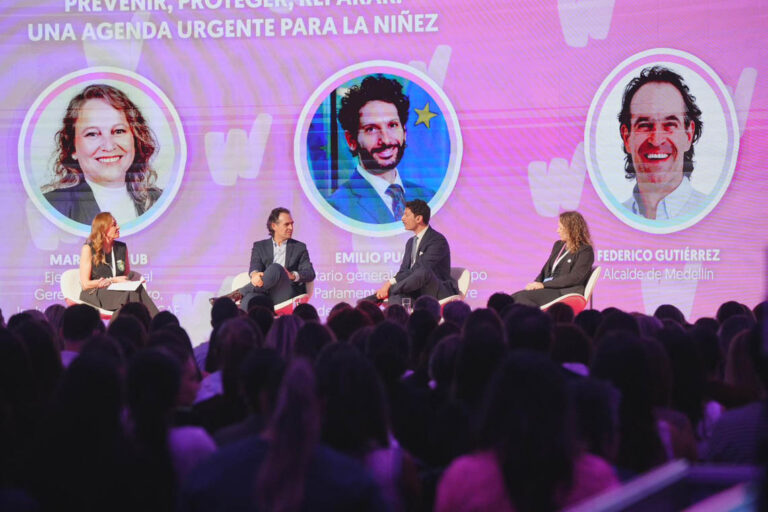 Imagen de panelistas de evento con el alcalde, Federico Gutiérrez