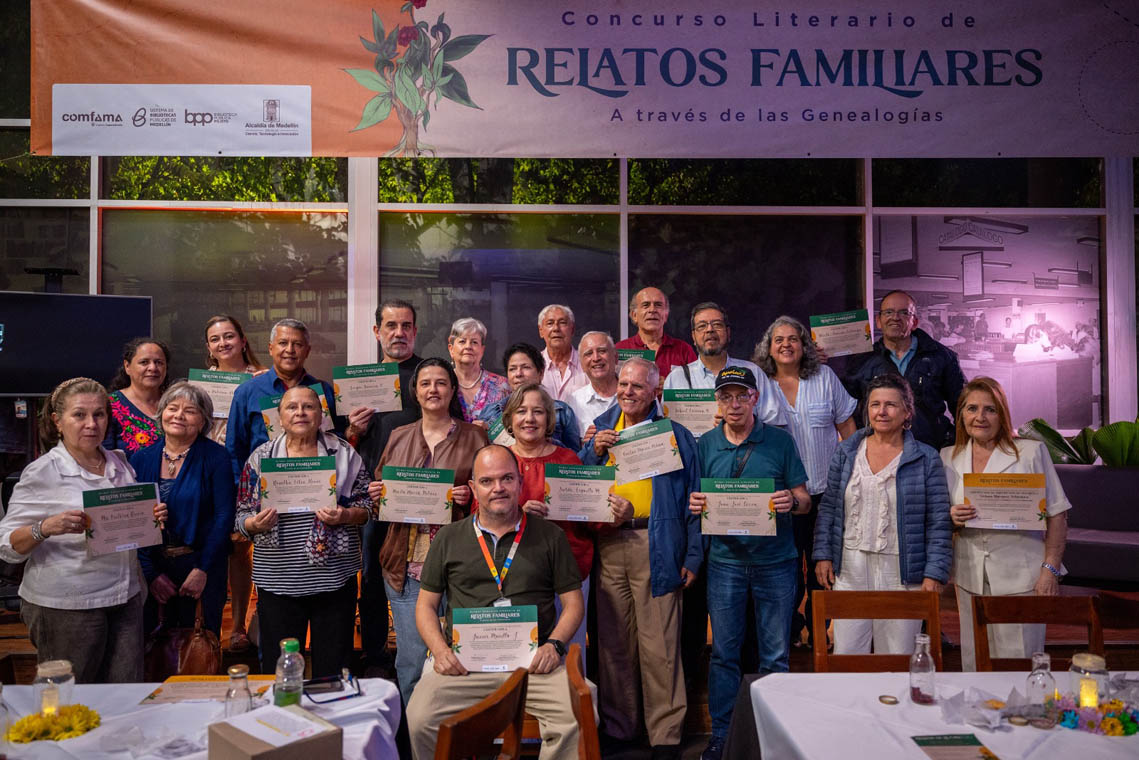 Imagen de participantes con diploma en Concurso Relatos Familiares