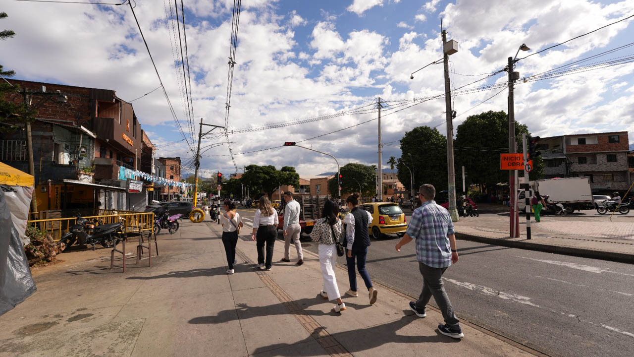 Imagen de personas caminando en una calle
