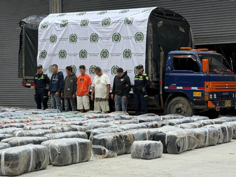 Imagen de personas capturadas con droga incautada