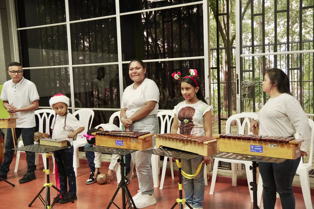 Imagen de personas con discapacidad cognitiva con instrumentos de percusión