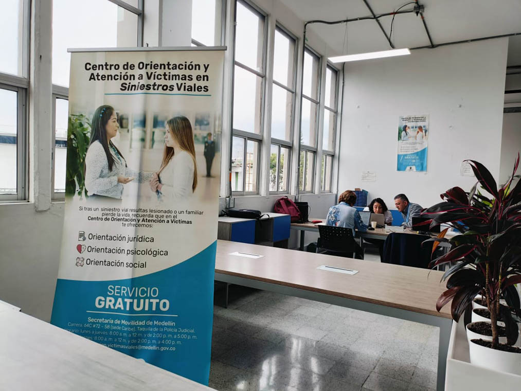 Imagen de personas reunidas en el Centro de Orientación y Atención a Víctimas en Siniestros Viales