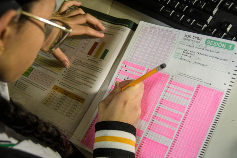 Imagen de una joven resolviendo una prueba