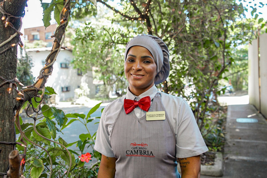 Imagen de una mujer que trabaja en un café