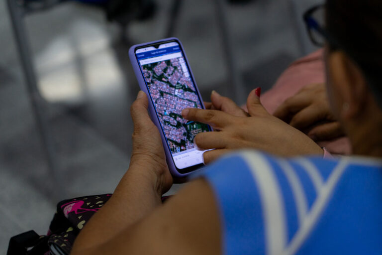 Imagen de una mujer viendo un mapa en el celular