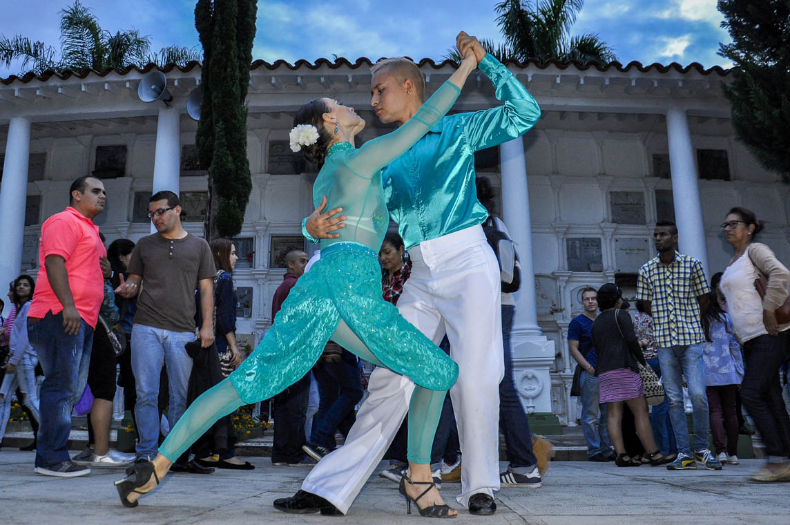 Imagen de una pareja de bailarines de tango en la tumba de Carlos Gardel